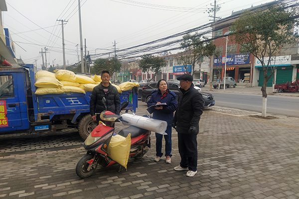 2月10日，尿素銷售人員在武功縣貞元鎮(zhèn)農(nóng)資店門口與農(nóng)戶交流。(副圖）.jpg