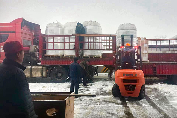 2月12日，物資采供部彬州分部在大雪中卸車(chē)，保障物資供應(yīng)(副圖）.jpg