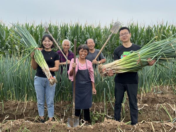 推廣宣傳五星大蔥，聯(lián)系渭化集團(tuán)捐贈大型設(shè)備，通過樹立典型，輻射帶動群眾增收致富。.jpg