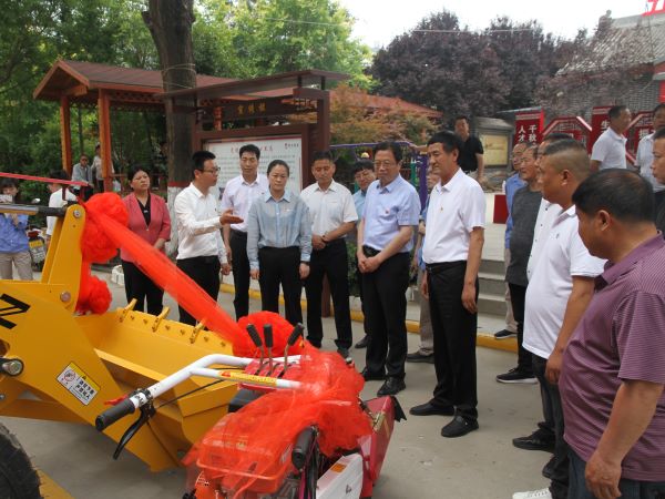 邀請幫扶單位渭化集團(tuán)到村贈送旋耕機、鏟車、大蔥開溝機、高壓水泵4.jpg