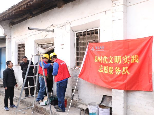 公司志愿者到村捐贈消防物資并幫助群眾改造家庭線路消除隱患2.jpg