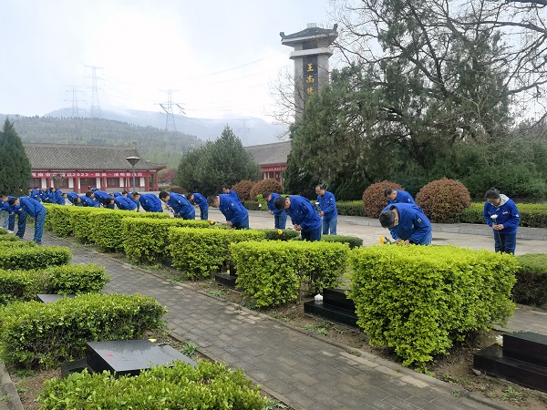 4月3日，全體黨員在烈士園碑區(qū)祭掃陵園、默哀深思.jpg