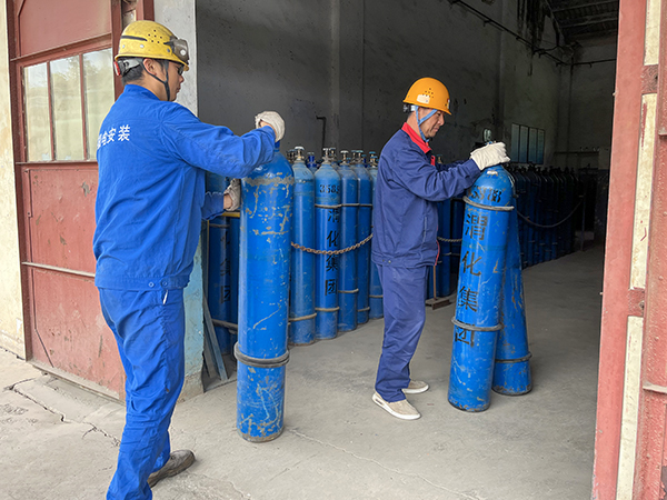 5月4日9：00，合成車間氣瓶站工作人員進(jìn)行作業(yè)   600.jpg