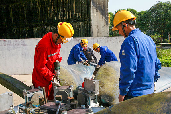 5月13日，李曉峰作業(yè)組檢修風(fēng)機葉片   600.jpg