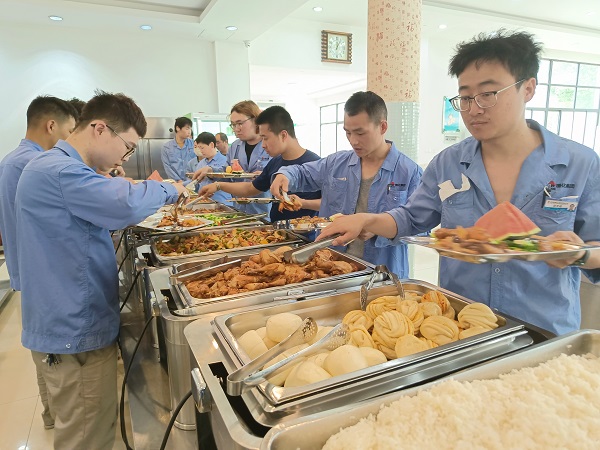 5月15日，檢修人在食堂用餐.jpg