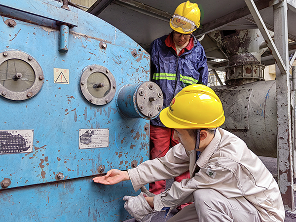 5月16日，動力車間三期給煤機，屈豪正在檢查給煤機的復(fù)位情況.jpg