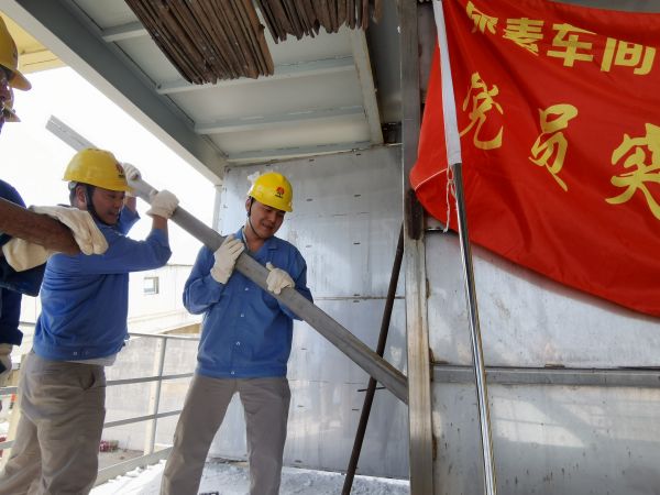 5月初，尿素車間技術(shù)員殷聯(lián)剛清理粒子冷卻器.jpg