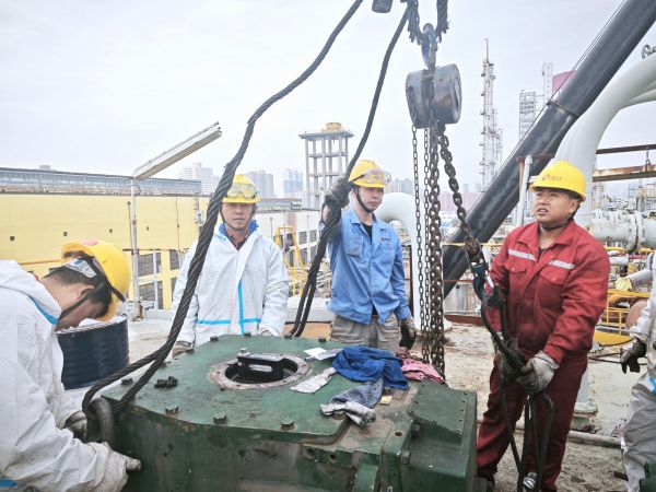 10月17日，檢修人員在煤漿槽上方吊裝減速機(jī).jpg