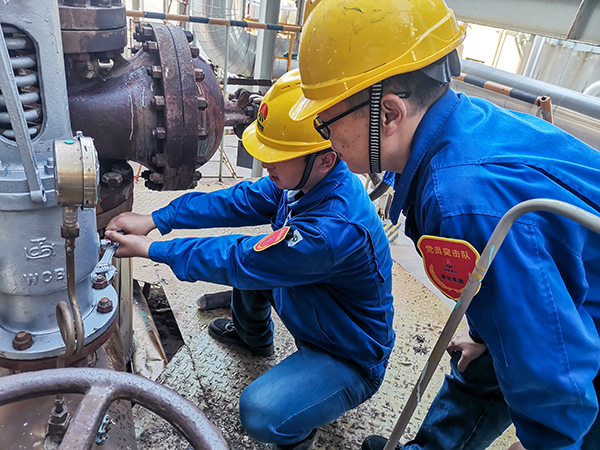 10月20日上午，徐濤和張跟潮在3號爐定排罐處檢查安全閥安裝質(zhì)量.jpg