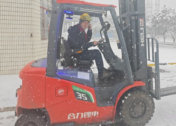 風(fēng)雪中的叉車司機(jī)——郭武松.jpg