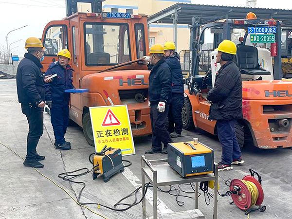 2月19日，運(yùn)銷分部，曹侃、伍思盈等人員，在北物流門(mén)現(xiàn)場(chǎng)檢測(cè)。運(yùn)銷分部 曹侃攝（2）.jpg