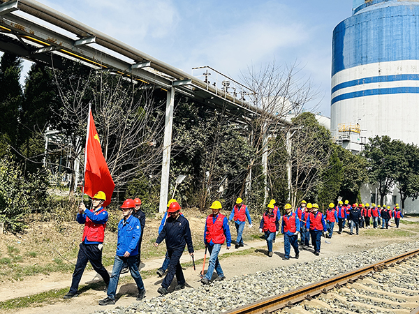 3月20日下午，物料車間黨支部開展了“清除雜草保安全 志愿服務(wù)顯擔(dān)當(dāng)”主題活動，   600.jpg