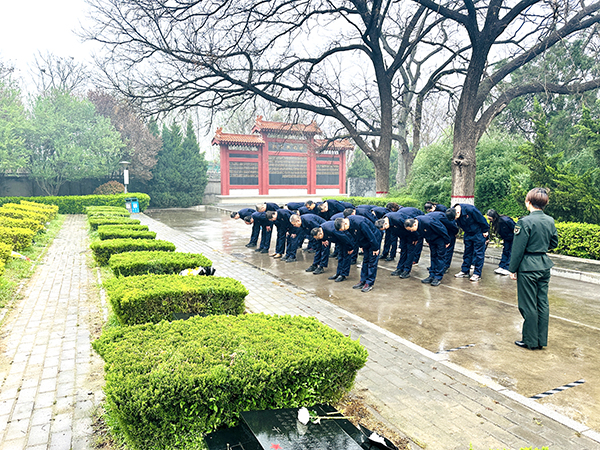 4月2日下午，渭化集團(tuán)組織黨員代表、團(tuán)員青年代表走進(jìn)渭南市臨渭區(qū)王尚德烈士陵園，開展清明節(jié)祭掃活動(dòng)。烈士紀(jì)念碑前默哀鞠躬.JPG