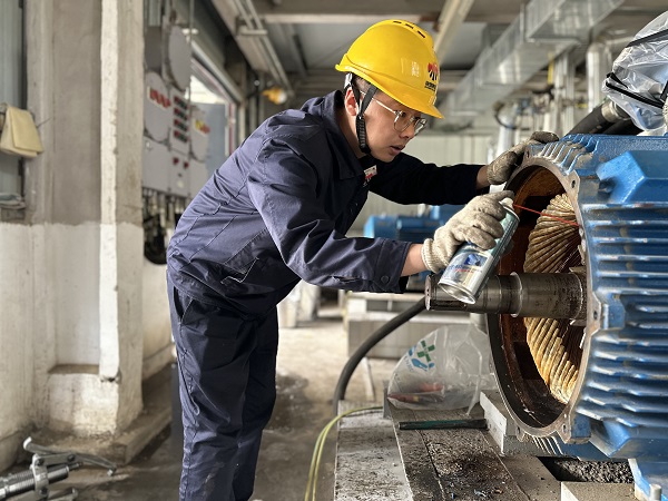 5月7日，檢修人員趙佳偉處理電機內(nèi)銹跡.jpg