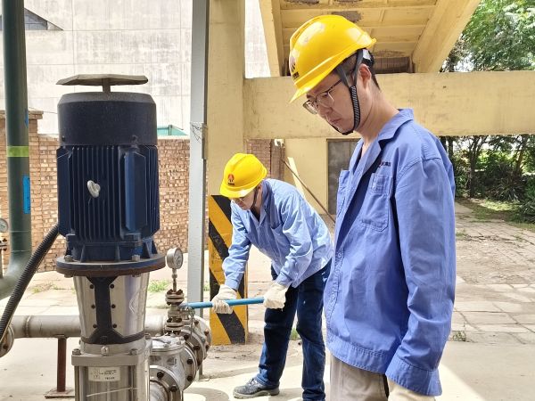 5月11日，尿素車間設備技術員馬強檢查冷卻水泵運行情況 (1).jpg