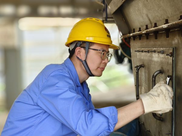 5月11日，尿素車間設備技術員馬強檢查設備螺栓是否松動.jpg