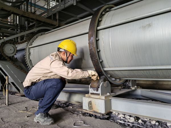 2024年5月20日，動(dòng)力車間4號(hào)鍋爐冷渣器更換后運(yùn)行人員正在對(duì)冷渣器做潤(rùn)滑.jpg