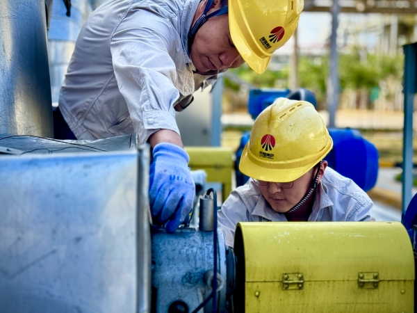 2024年9月，乙二醇車(chē)間職工在認(rèn)真檢查機(jī)泵運(yùn)行情況.jpg