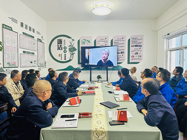 10月21日下午，物料車(chē)間黨支部開(kāi)展了以“敲響廉潔警鐘、繃緊安全之弦、筑牢廉潔安全‘雙防線(xiàn)’”為主題的警示教育活動(dòng)，--圖為觀看廉潔警示教育專(zhuān)題片.jpg