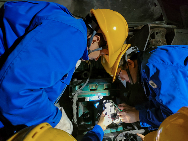 10月30日晚22時(shí)，工藝配合電氣人員拆卸故障電機(jī)。.jpg