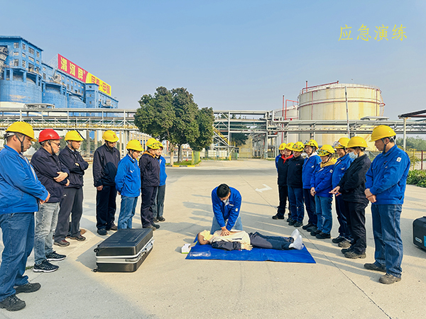 11月8日下午，應(yīng)急救援隊(duì)張伯倫為職工進(jìn)行心肺復(fù)蘇操作技能培訓(xùn).jpg