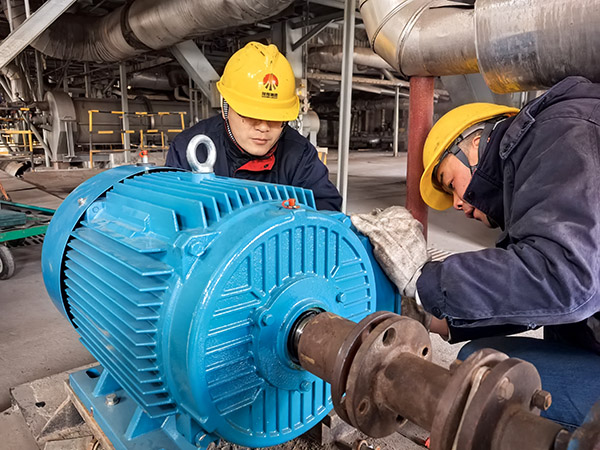 1月20日，檢修三班正在對鍋爐疏水泵電機(jī)進(jìn)行更換1.jpg