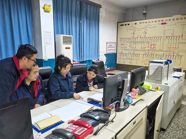 1月22日，張瑩和同事對操作票進(jìn)行講解.jpg