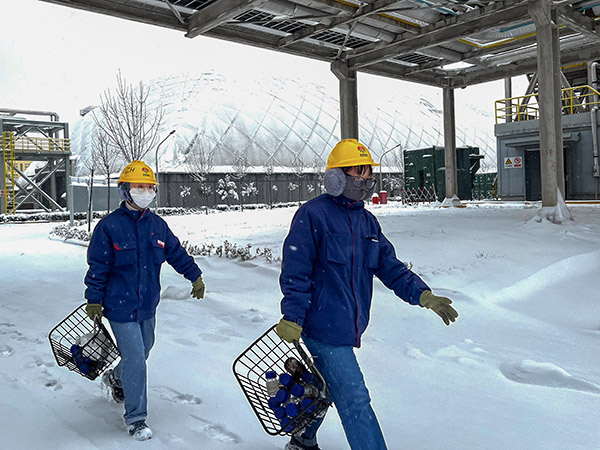 積雪過厚，步行去取樣.jpg